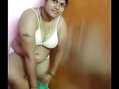 Chennai Desi Bhabhi aunty house-moving rub-down get under one's toothbrush hooter-sling and clothes 83